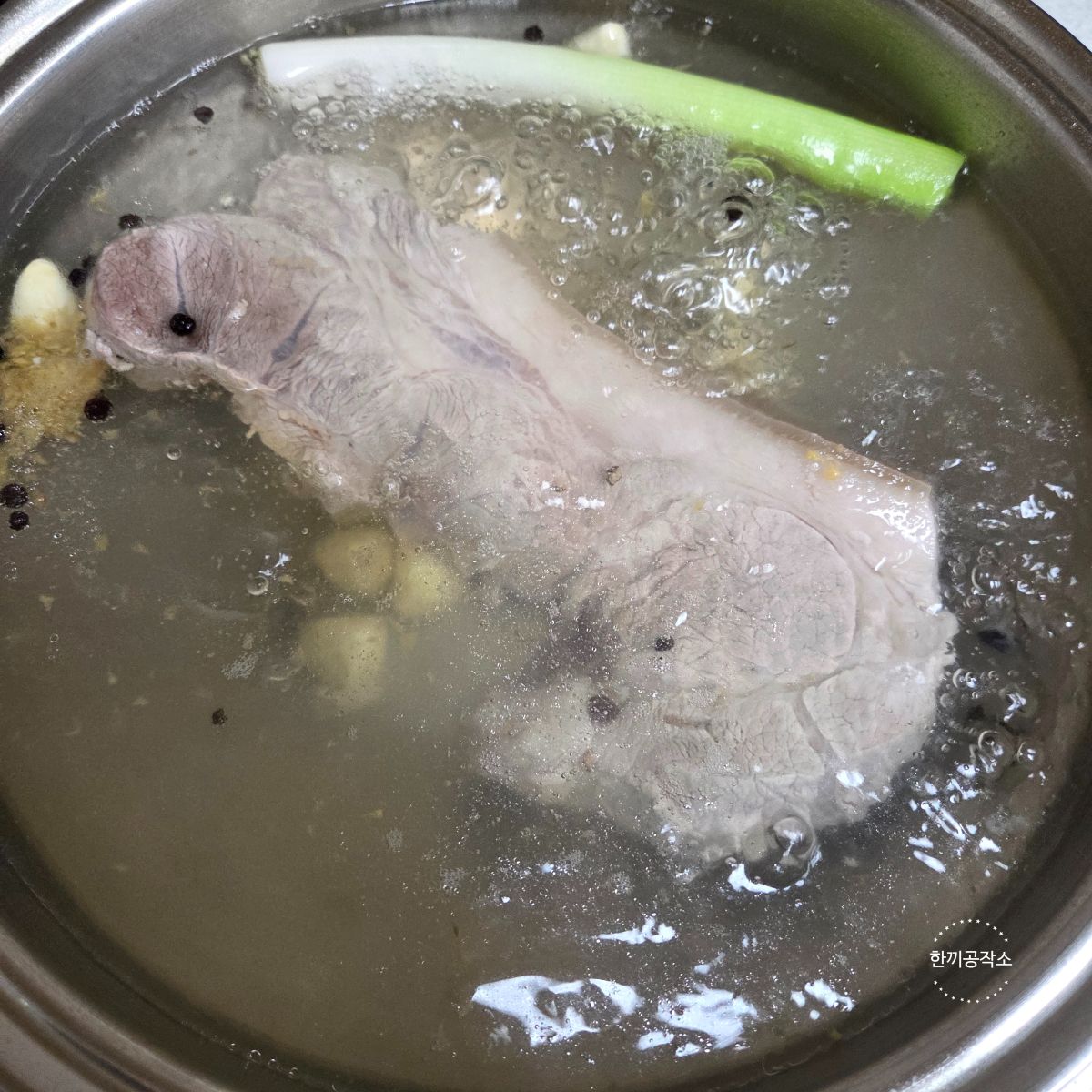 깨끗하게 준비한 돼지고기