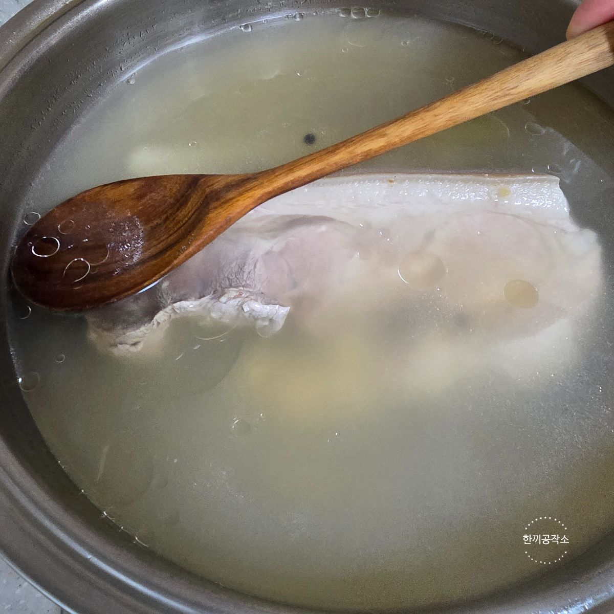 돼지곰탕 본 끓이기