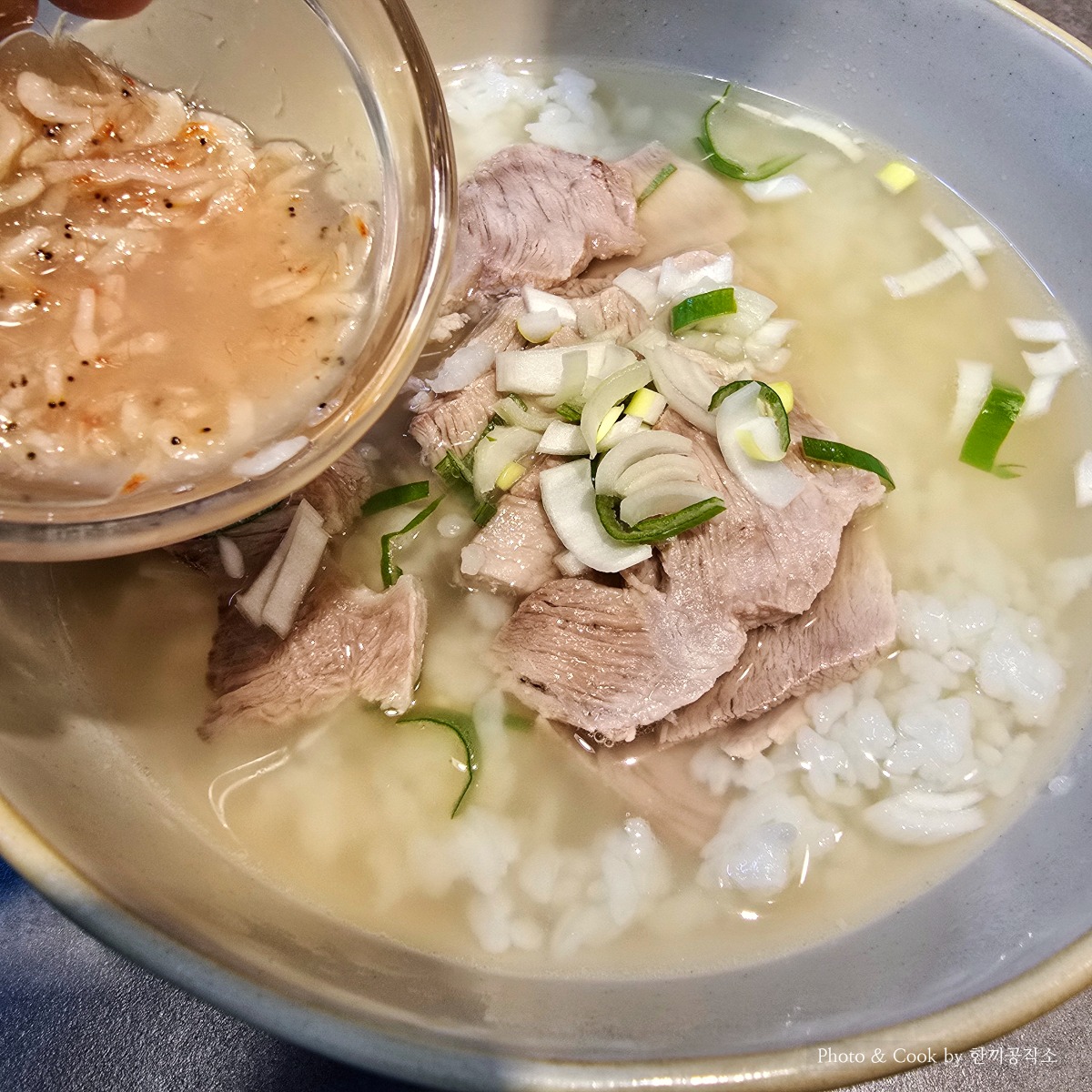 맑은 돼지국밥 한 그릇
