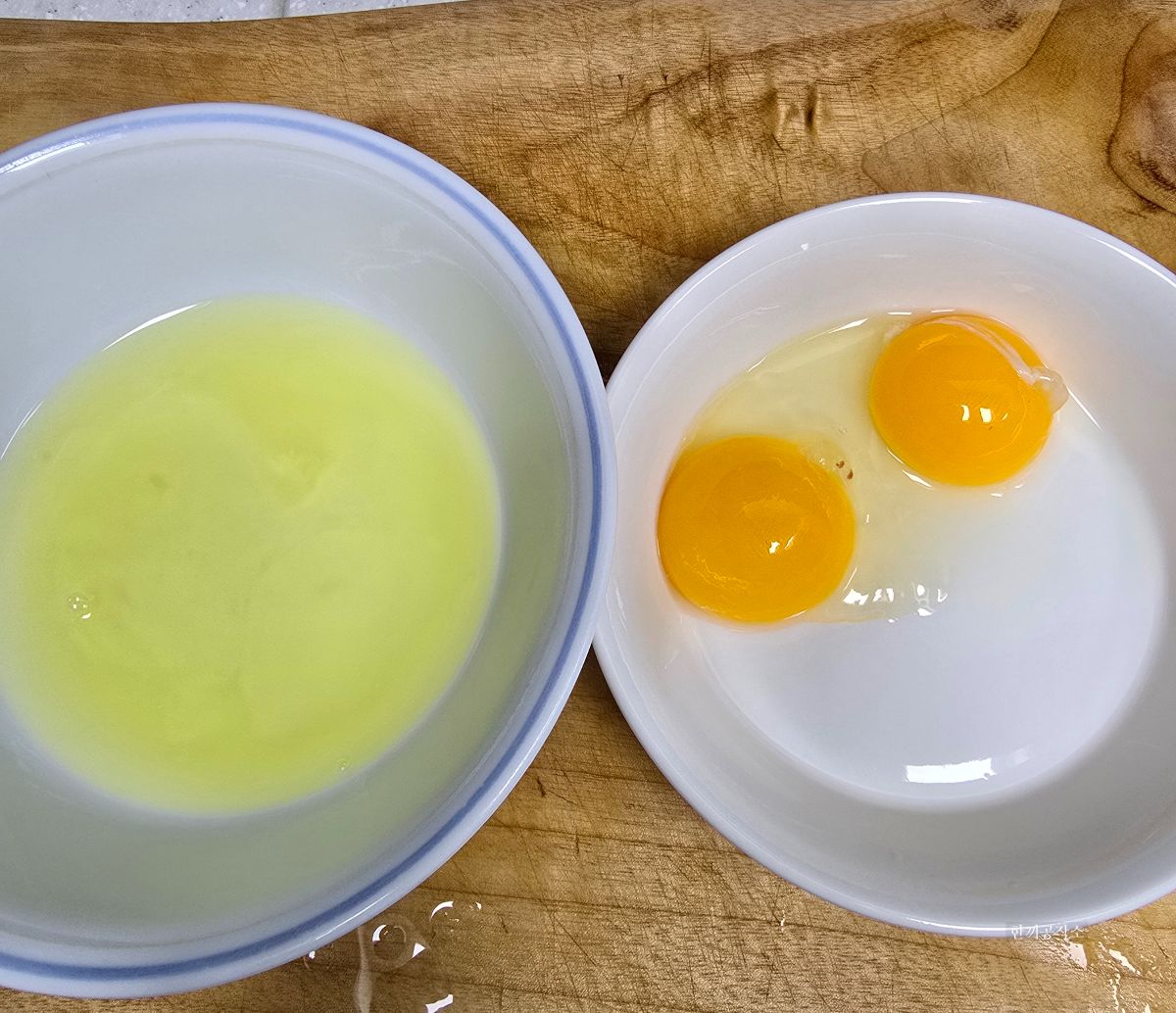 떡국 고명으로 사용할 계란을 흰자와 노른자로 나눈 모습