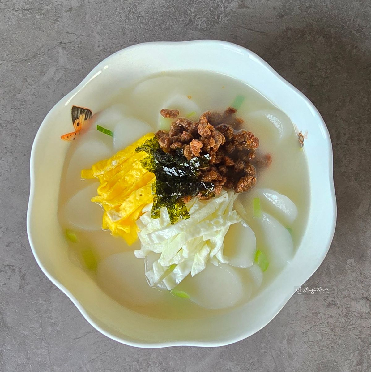 시판 사골곰탕으로 끓인 떡국 완성 사진