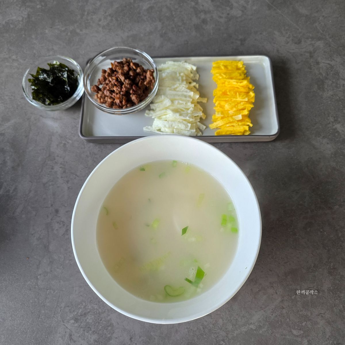 사골 떡국과 준비한 고명을 함께 차린 모습
