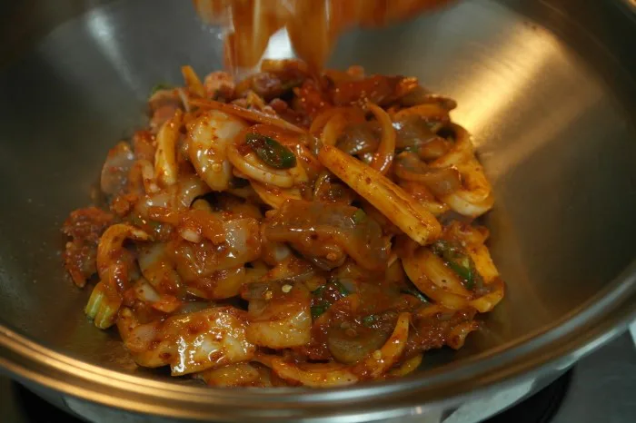 매콤한 게 땡길 땐 ? 오징어 볶음으로 밥 한 그릇 뚝딱 !