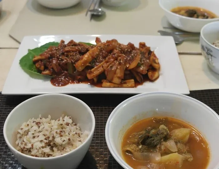 매콤한 게 땡길 땐 ? 오징어 볶음으로 밥 한 그릇 뚝딱 !