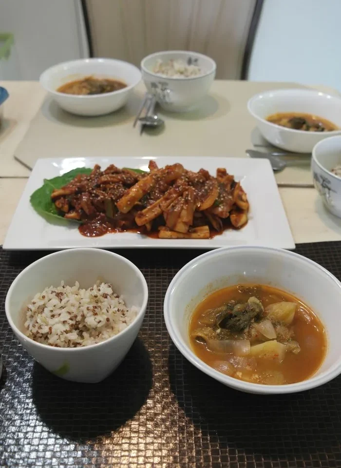 매콤한 게 땡길 땐 ? 오징어 볶음으로 밥 한 그릇 뚝딱 !
