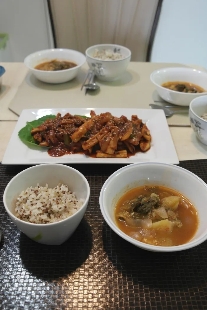 매콤한 게 땡길 땐 ? 오징어 볶음으로 밥 한 그릇 뚝딱 !