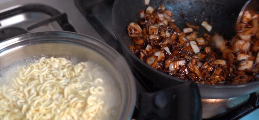 짜장라면의 재탄생! 삼겹살과 양파로 만드는 간짜장라면 20 18 1