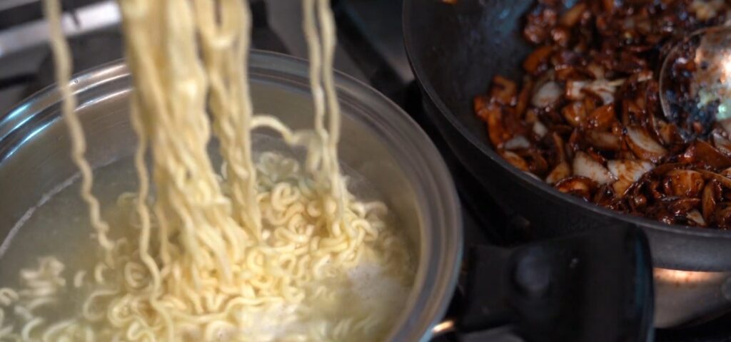 짜장라면의 재탄생! 삼겹살과 양파로 만드는 간짜장라면 21 19 1