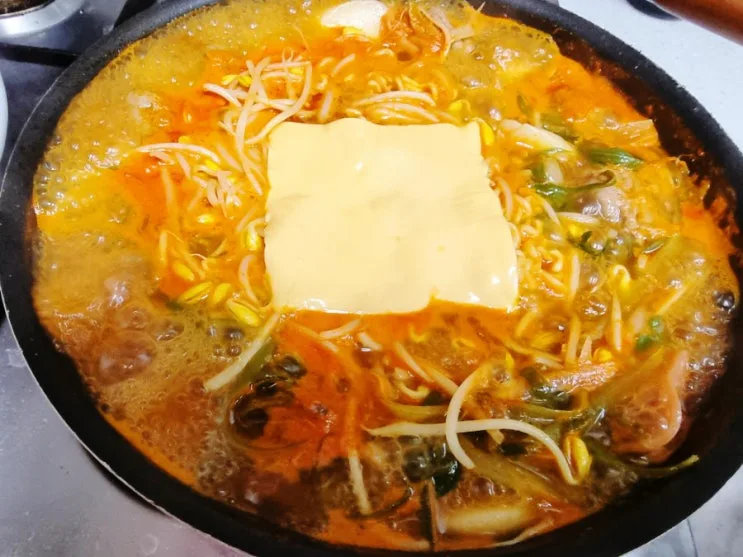 부대찌개 햄폭탄 치즈부대찌개 마켓컬리 밀키트로~