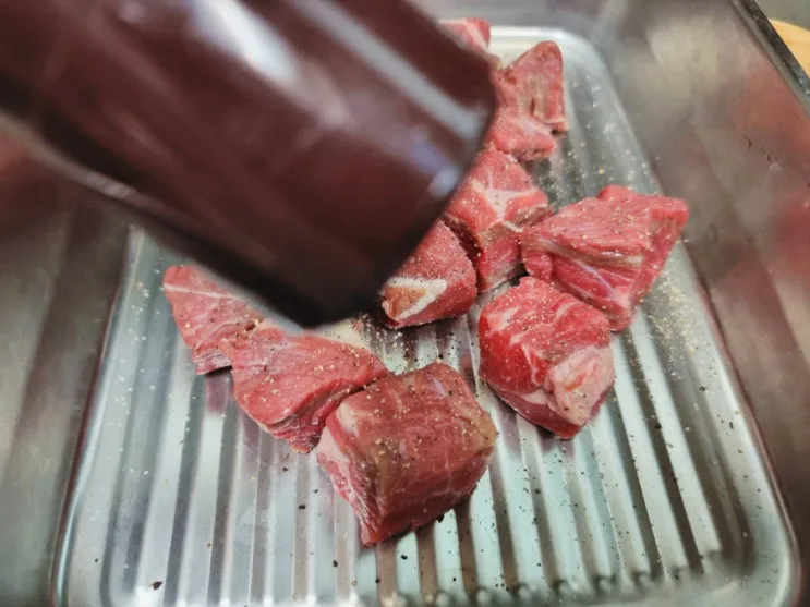 "하야시 비프스튜의 거부할 수 없는 매력을 맛보세요: 미국산 소고기와 함께하는 요리 여행!