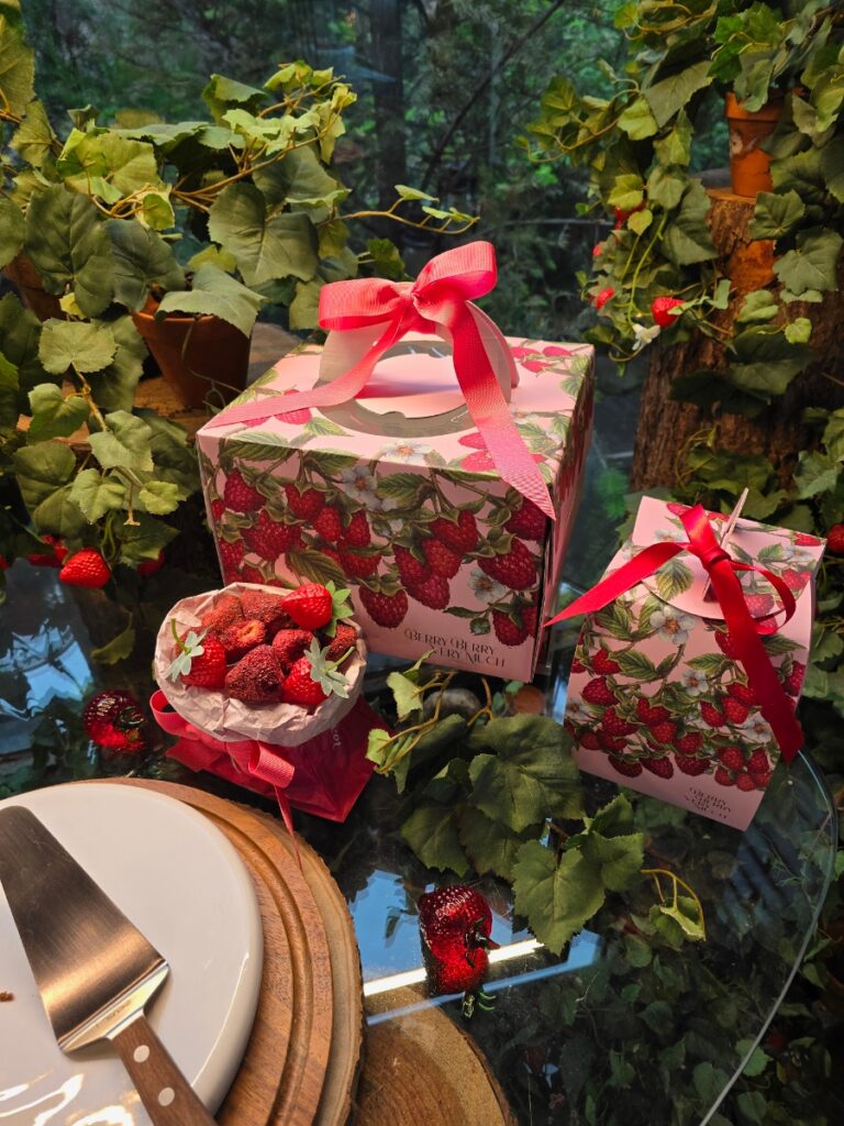 이태원 베리베리베리머치 예쁜 감성의 경리단길 딸기 디저트 카페 | 한끼공작소 10 24 | 한끼공작소