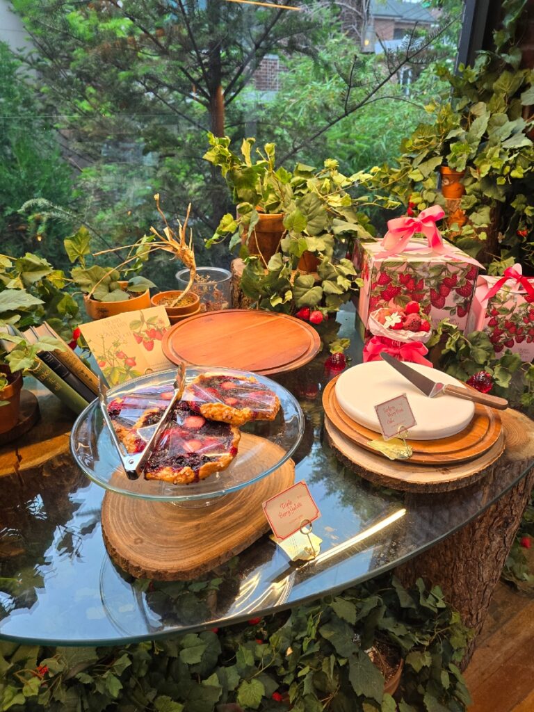 이태원 베리베리베리머치 예쁜 감성의 경리단길 딸기 디저트 카페 | 한끼공작소 11 24 | 한끼공작소