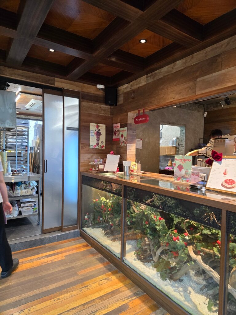 이태원 베리베리베리머치 예쁜 감성의 경리단길 딸기 디저트 카페 | 한끼공작소 12 23 | 한끼공작소