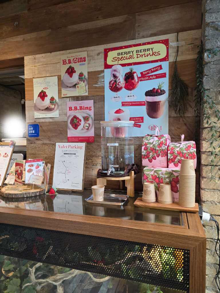 이태원 베리베리베리머치 예쁜 감성의 경리단길 딸기 디저트 카페 | 한끼공작소 13 21 | 한끼공작소