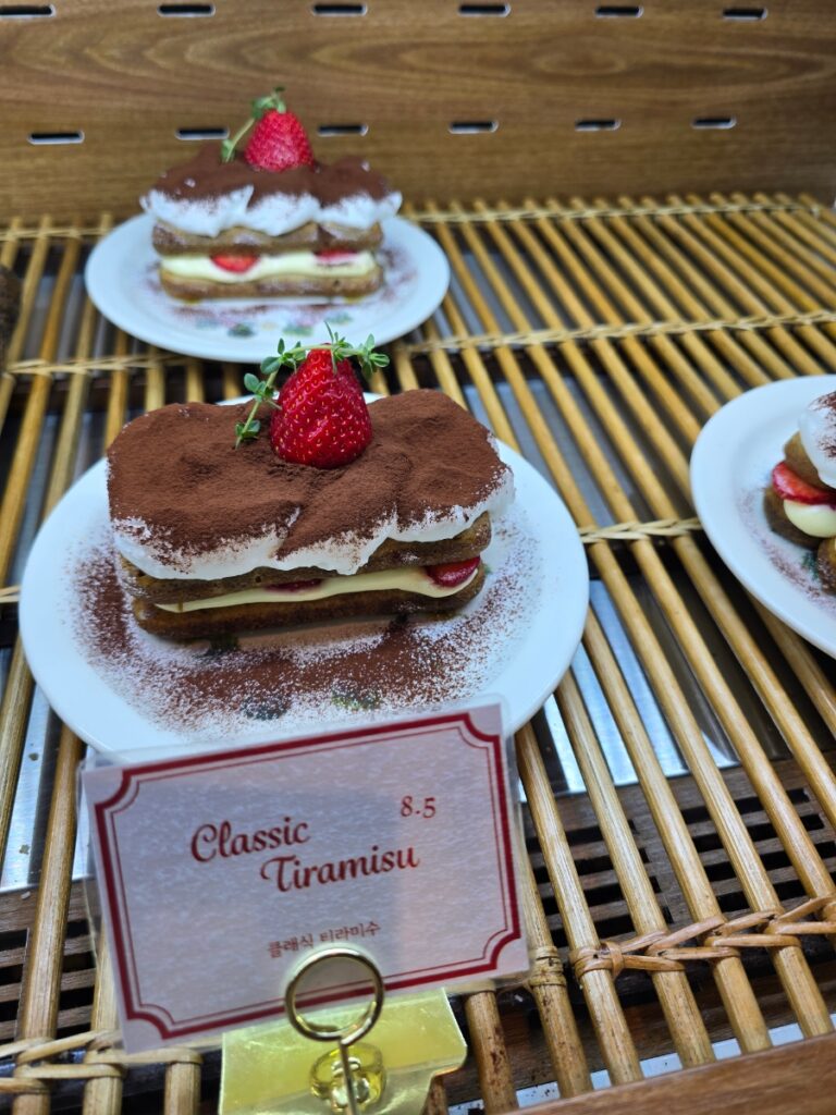 이태원 베리베리베리머치 예쁜 감성의 경리단길 딸기 디저트 카페 | 한끼공작소 15 20 | 한끼공작소