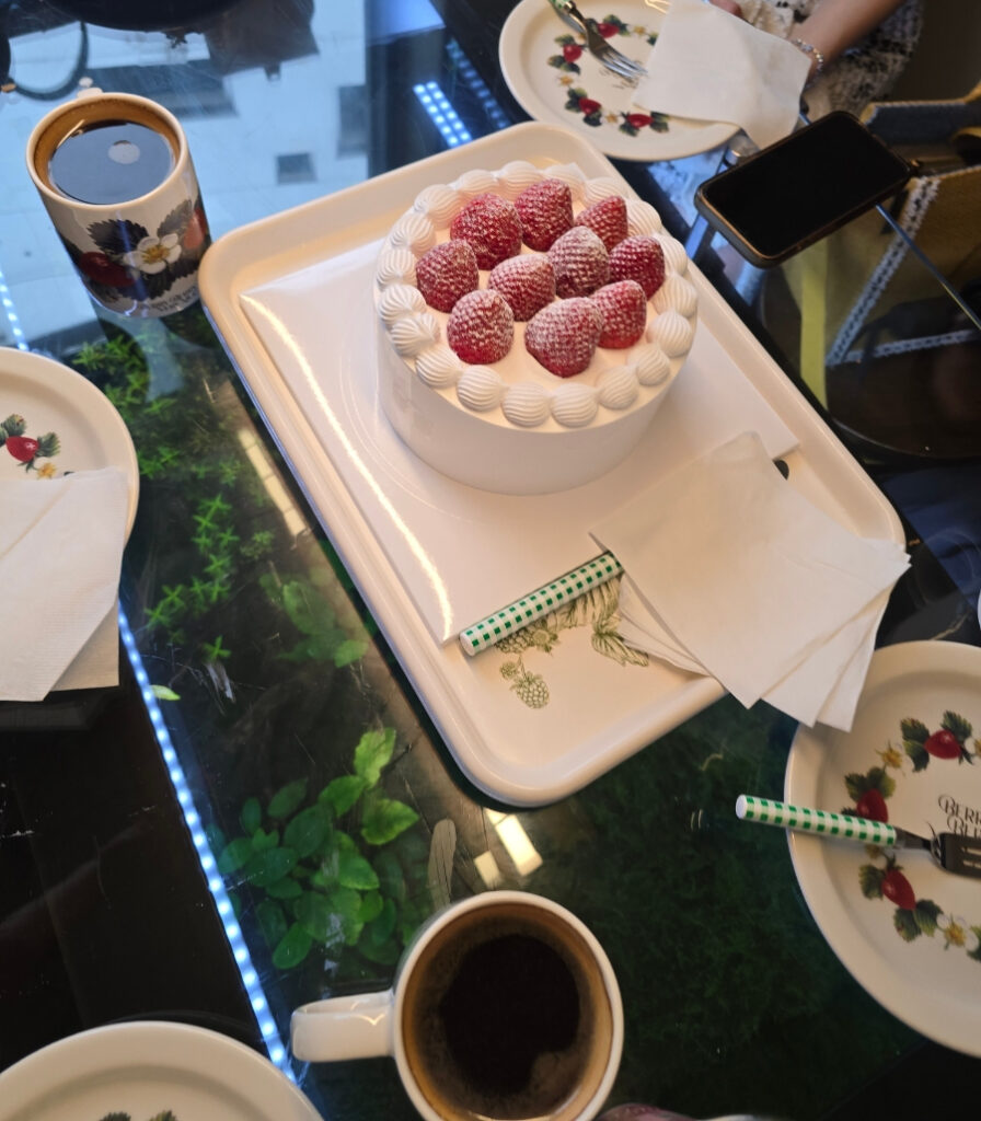 이태원 베리베리베리머치 예쁜 감성의 경리단길 딸기 디저트 카페 | 한끼공작소 18 1 | 한끼공작소