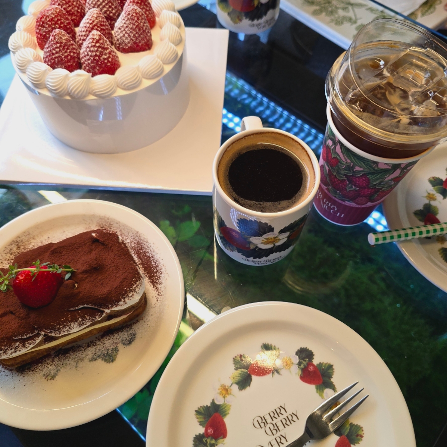 이태원 베리베리베리머치 예쁜 감성의 경리단길 딸기 디저트 카페 | 한끼공작소 20 16 | 한끼공작소