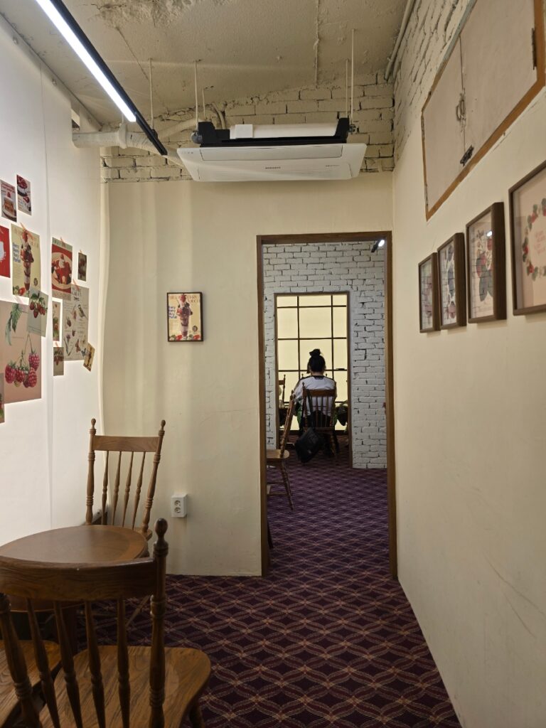 이태원 베리베리베리머치 예쁜 감성의 경리단길 딸기 디저트 카페 | 한끼공작소 23 12 | 한끼공작소