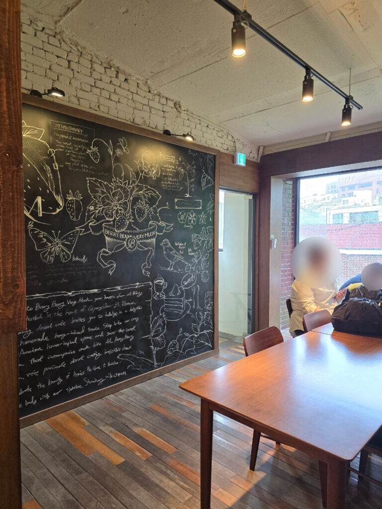 이태원 베리베리베리머치 예쁜 감성의 경리단길 딸기 디저트 카페 | 한끼공작소 24 8 | 한끼공작소