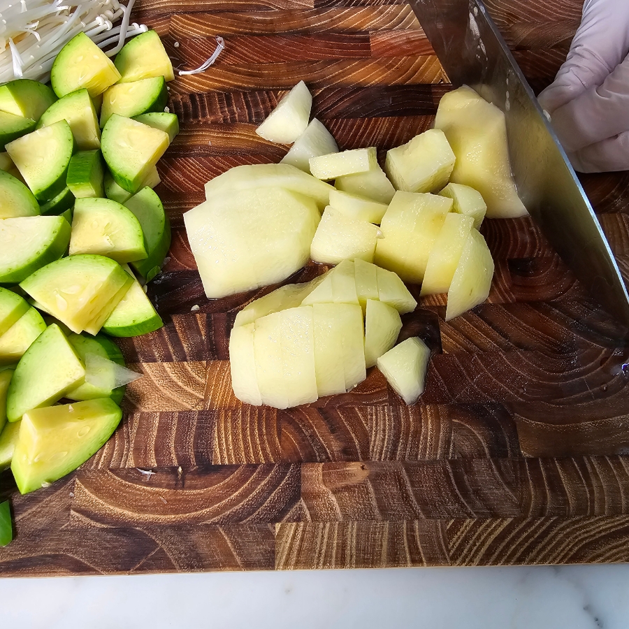 류수영 고추장찌개 레시피 감자 돼지고기 애호박 찌개 | 한끼공작소 4 10 | 한끼공작소