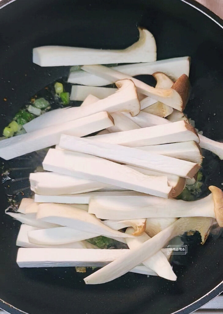 새송이버섯 볶음 레시피 들깨 초간단 새송이버섯요리 7 5 55