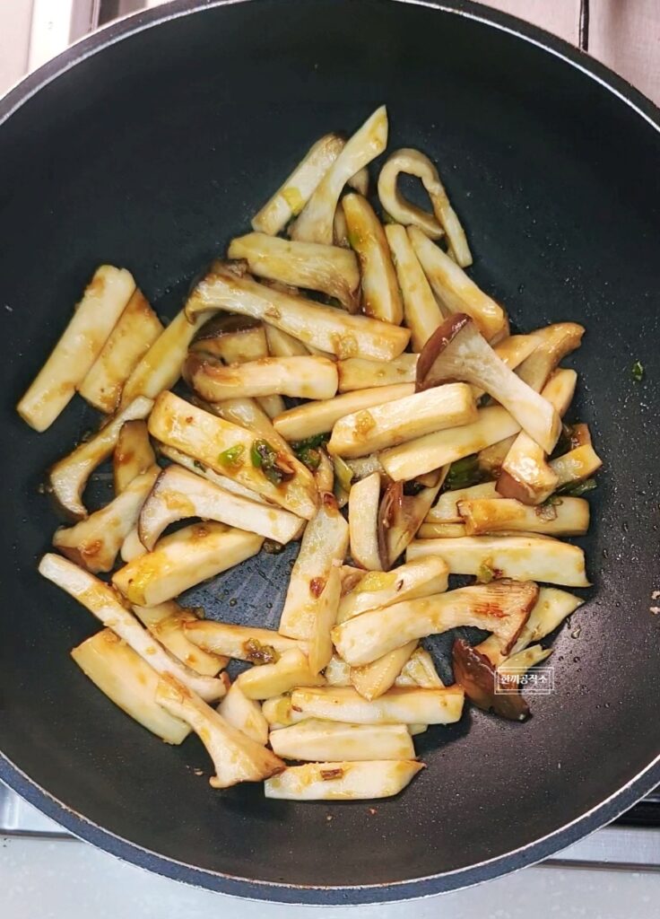 새송이버섯 볶음 레시피 들깨 초간단 새송이버섯요리 9 7 57
