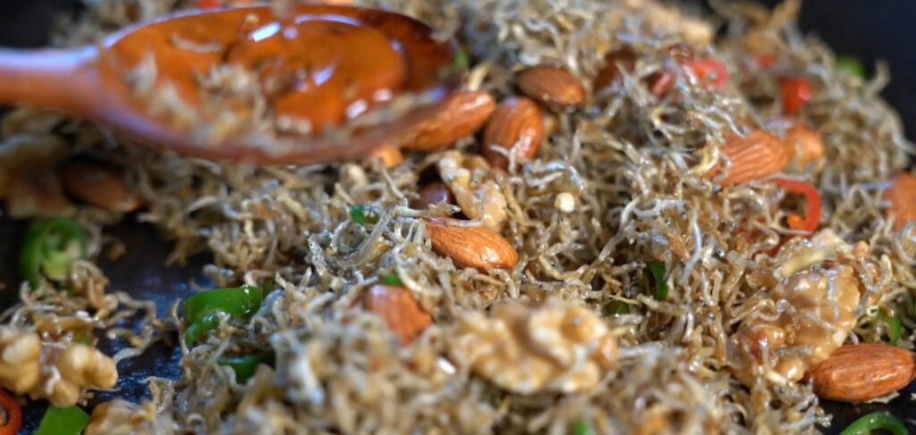 바삭한 멸치볶음 만들기 견과류 넣은 멸치볶음 간단한 밑반찬 만들기 20 17 12