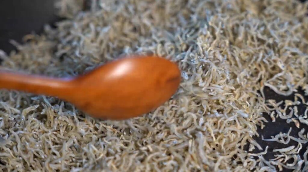 바삭한 멸치볶음 만들기 견과류 넣은 멸치볶음 간단한 밑반찬 만들기 5 2 11