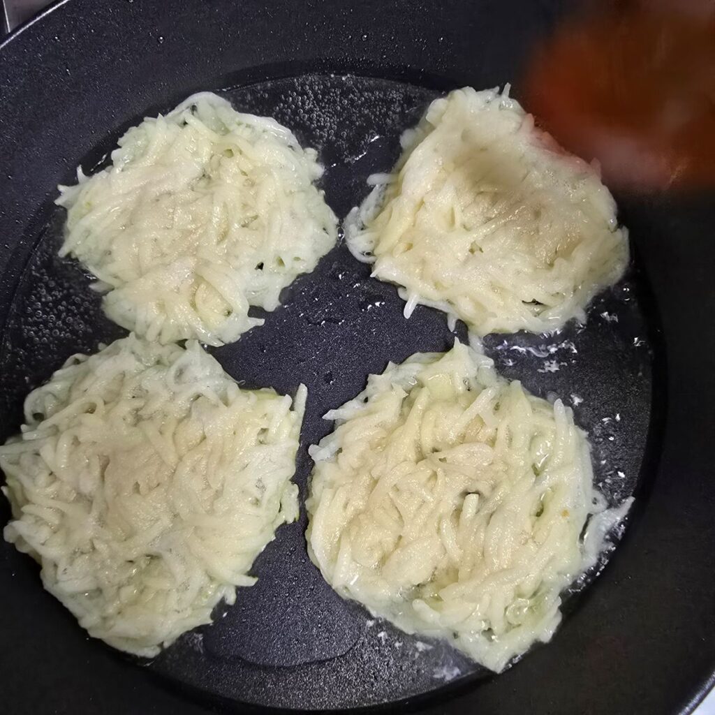 바삭한 감자채전 만들기, 초간단 감자전 만드는법 비오는날 레시피 | 한끼공작소 10 5 | 한끼공작소