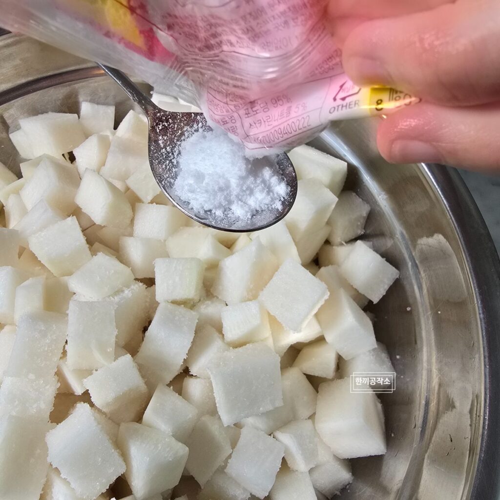 여름무 깍두기 담그는법 (아린 맛 없는 황금 레시피) 설렁탕집 이모님 비법! | 한끼공작소 11 | 한끼공작소