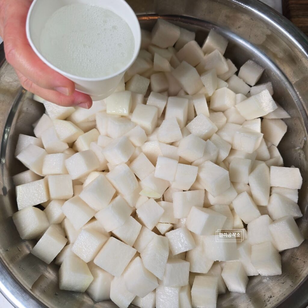 여름무 깍두기 담그는법 (아린 맛 없는 황금 레시피) 설렁탕집 이모님 비법! | 한끼공작소 14 | 한끼공작소