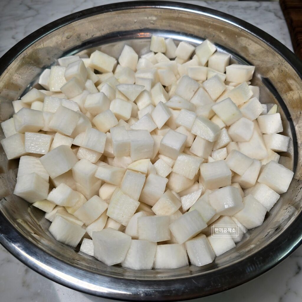 여름무 깍두기 담그는법 (아린 맛 없는 황금 레시피) 설렁탕집 이모님 비법! | 한끼공작소 15 | 한끼공작소