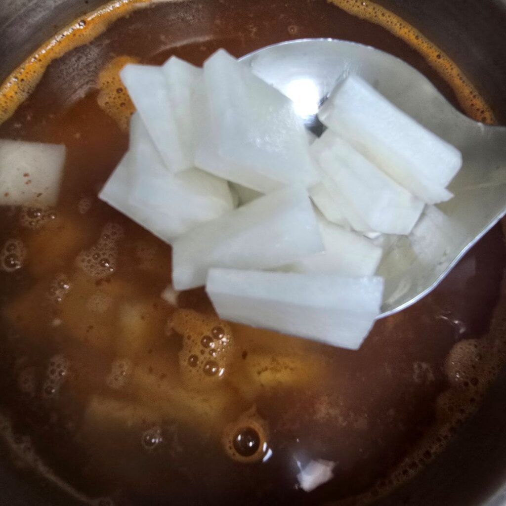 칼칼 시원함의 끝판왕! 오징어무국 레시피, 실패 없는 황금비율 끓이는법 | 한끼공작소 18 4 | 한끼공작소