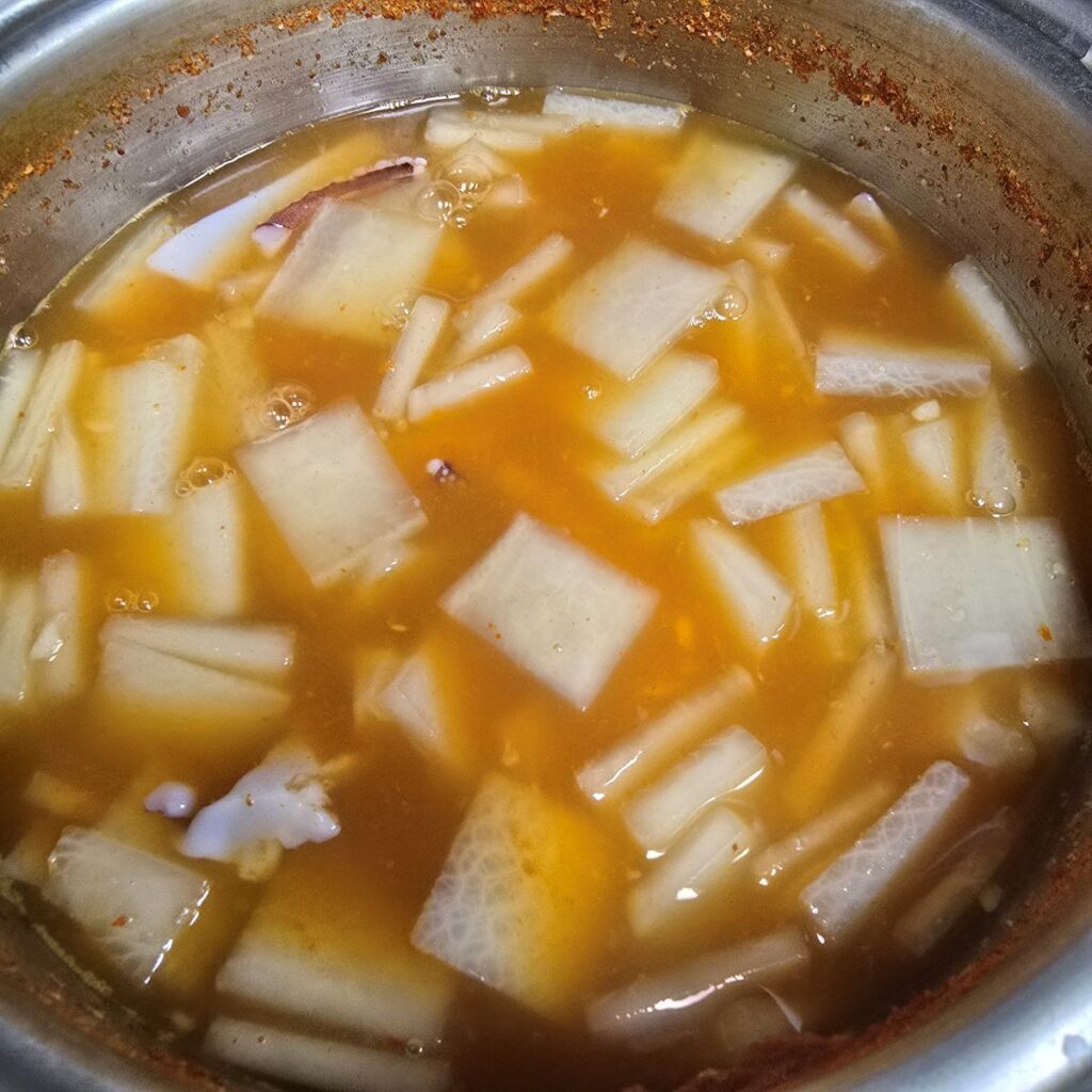 칼칼 시원함의 끝판왕! 오징어무국 레시피, 실패 없는 황금비율 끓이는법 | 한끼공작소 19 4 | 한끼공작소