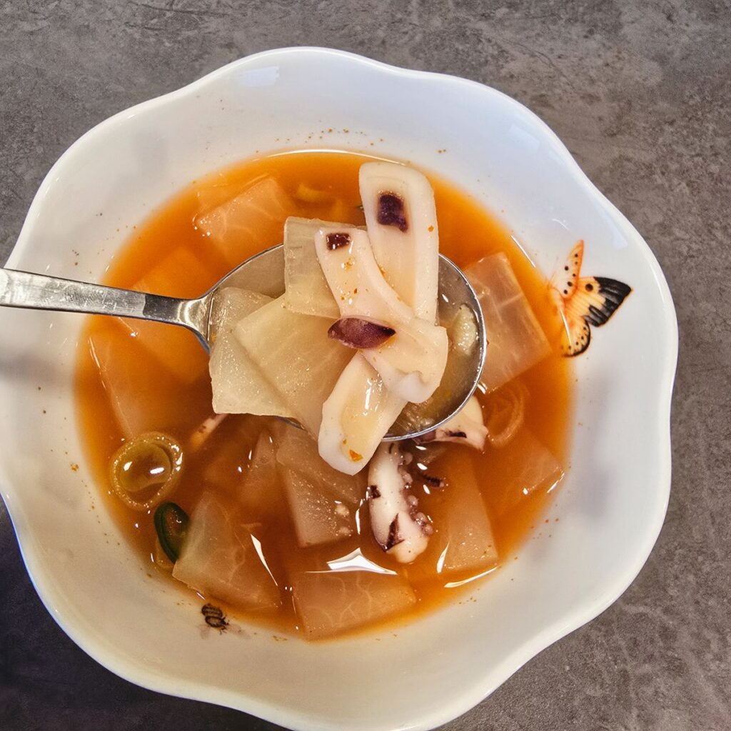 칼칼 시원함의 끝판왕! 오징어무국 레시피, 실패 없는 황금비율 끓이는법 | 한끼공작소 2 4 | 한끼공작소