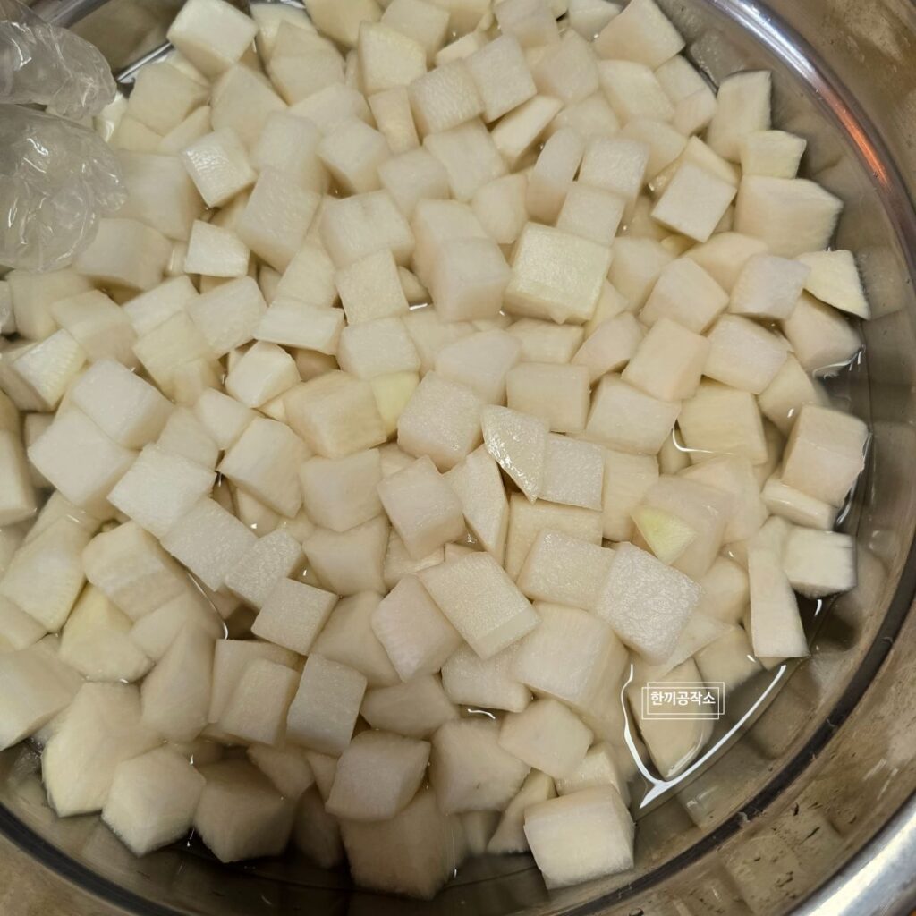 여름무 깍두기 담그는법 (아린 맛 없는 황금 레시피) 설렁탕집 이모님 비법! | 한끼공작소 20 | 한끼공작소