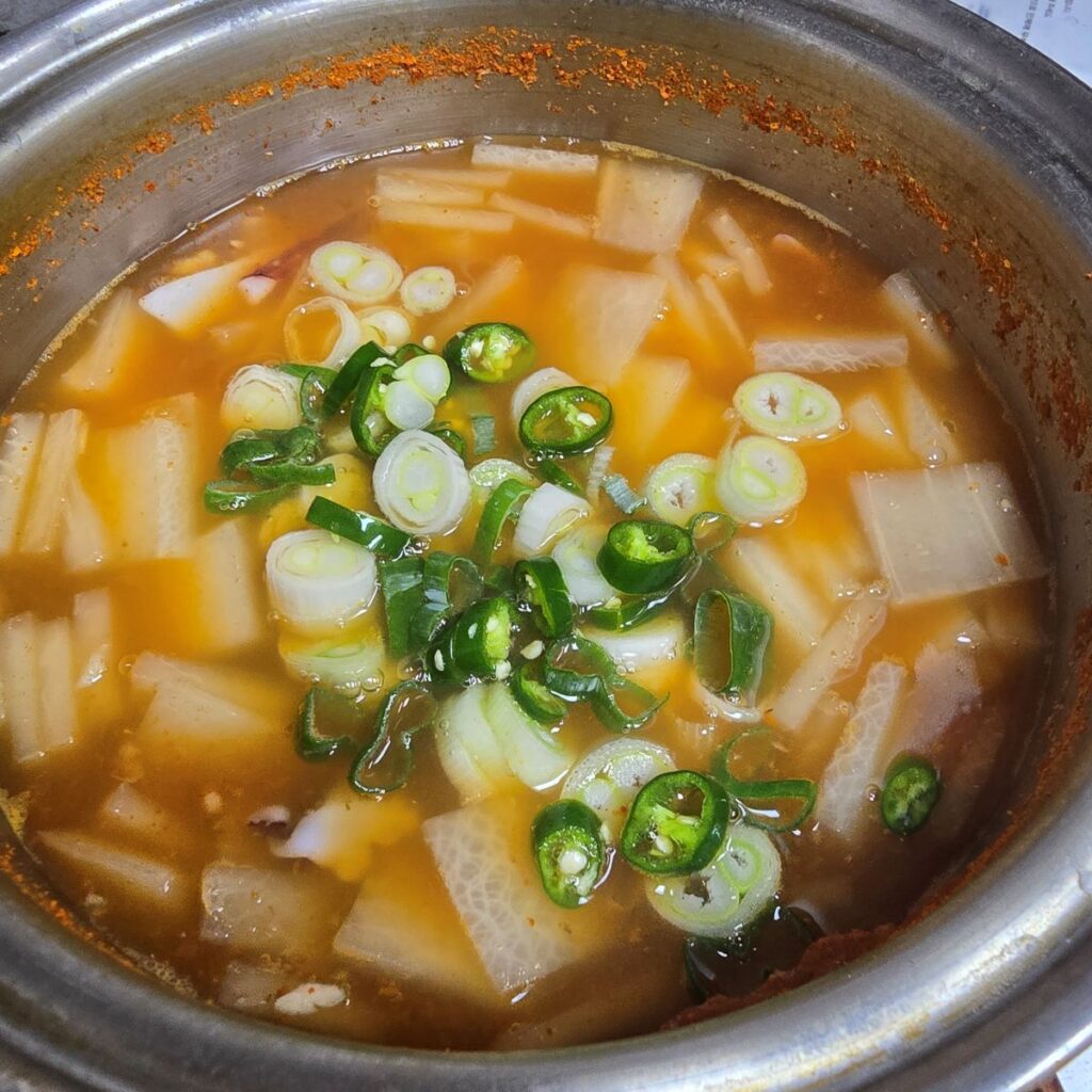 칼칼 시원함의 끝판왕! 오징어무국 레시피, 실패 없는 황금비율 끓이는법 | 한끼공작소 20 4 | 한끼공작소