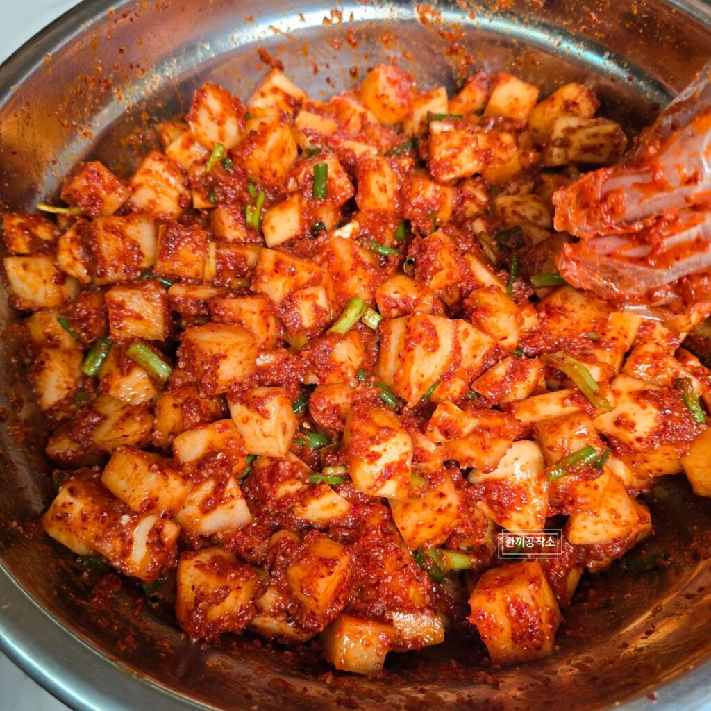 여름무 깍두기 담그는법 (아린 맛 없는 황금 레시피) 설렁탕집 이모님 비법! | 한끼공작소 24 | 한끼공작소