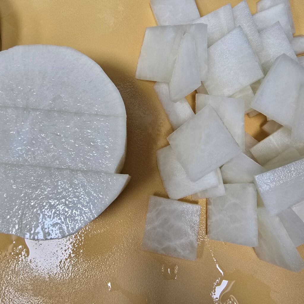 칼칼 시원함의 끝판왕! 오징어무국 레시피, 실패 없는 황금비율 끓이는법 | 한끼공작소 4 4 | 한끼공작소