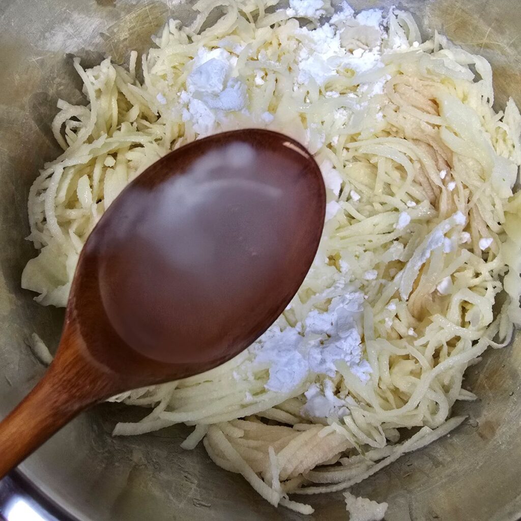 바삭한 감자채전 만들기, 초간단 감자전 만드는법 비오는날 레시피 | 한끼공작소 7 6 | 한끼공작소