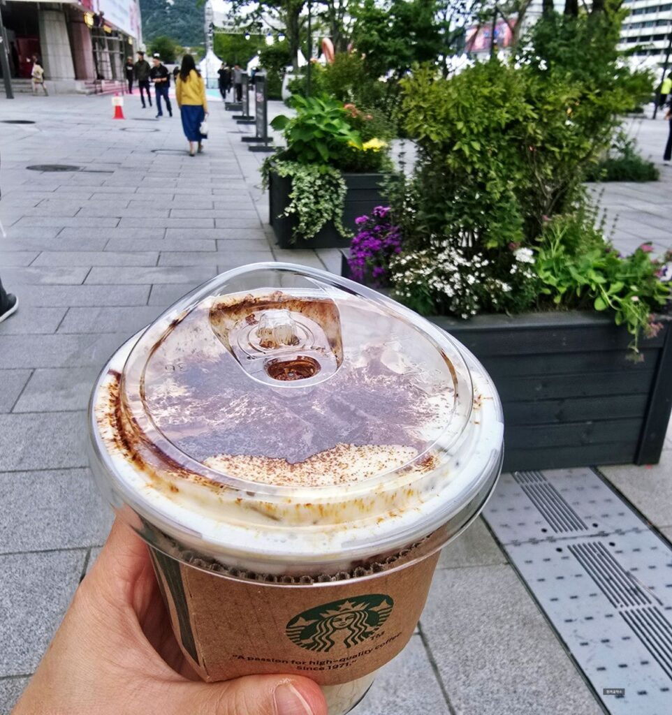 강민경 블글라 스벅 블랙글레이즈드라떼 커스텀, 이렇게 드세요! | 한끼공작소 11 44 | 한끼공작소