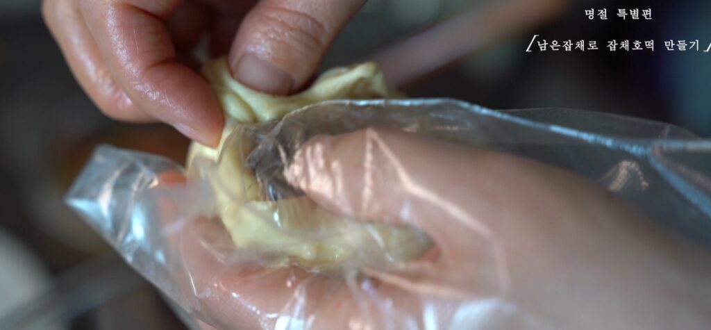 명절 남은 음식의 변신! 잡채호떡 & 매콤 비빔만두 레시피 16 13 26