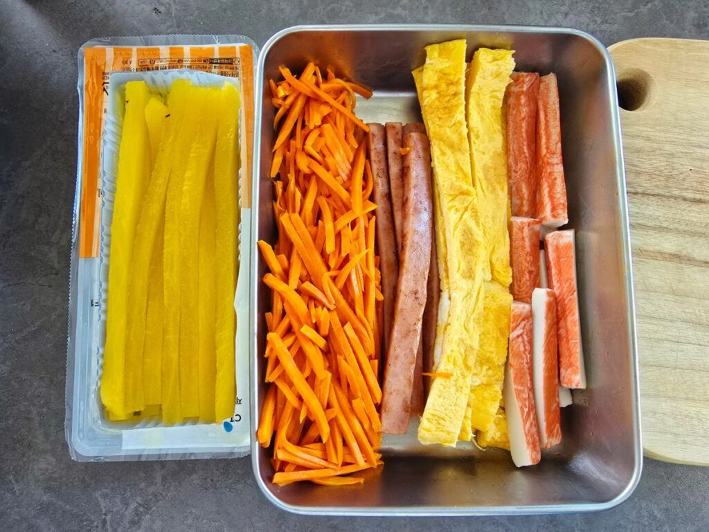 김밥 만들기, 뻔한 스팸김밥에 '이것' 하나 추가하면 인생 레시피 됩니다 | 한끼공작소 13 47 | 한끼공작소