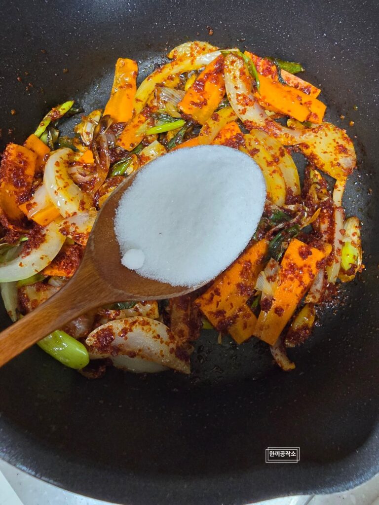 류수영 오징어볶음 레시피, 초간단 요리 오징어덮밥 만들기 | 한끼공작소 14 44 | 한끼공작소