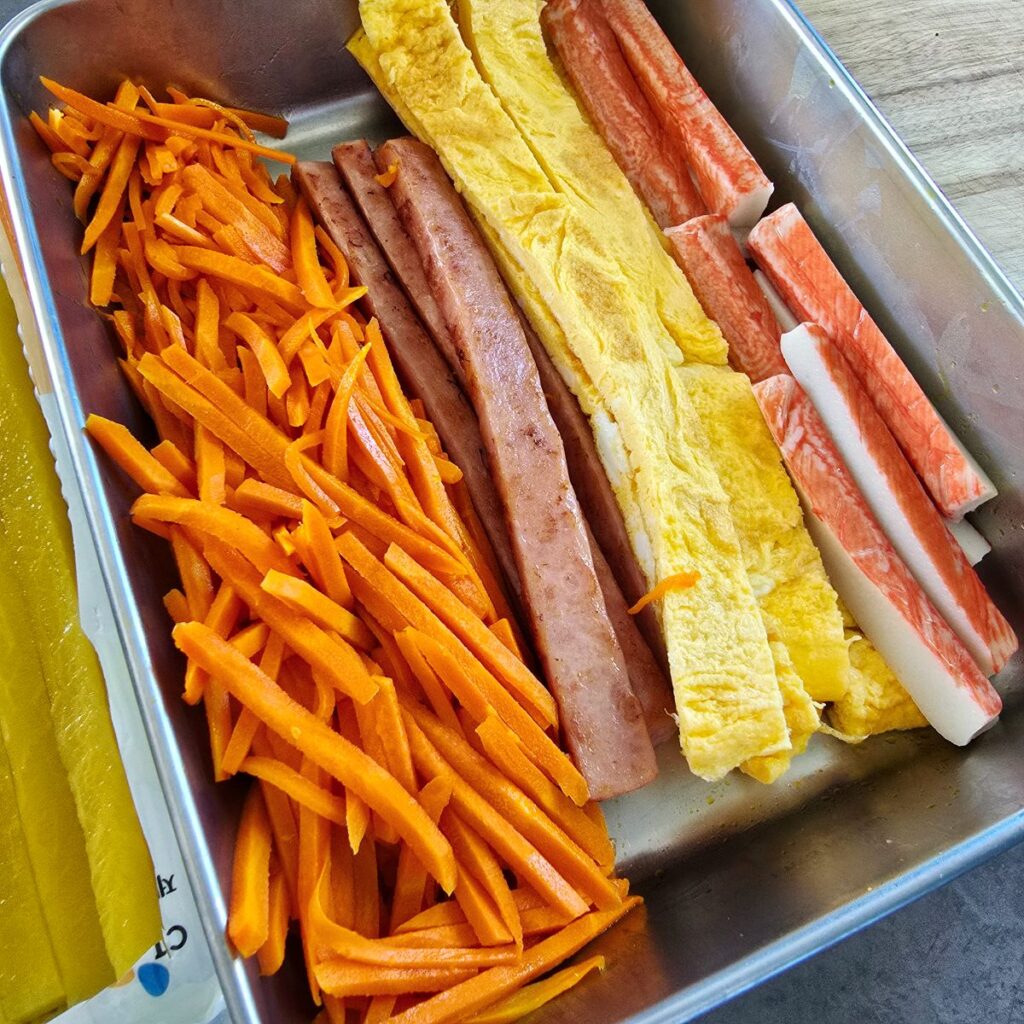 김밥 만들기, 뻔한 스팸김밥에 '이것' 하나 추가하면 인생 레시피 됩니다 | 한끼공작소 14 47 | 한끼공작소