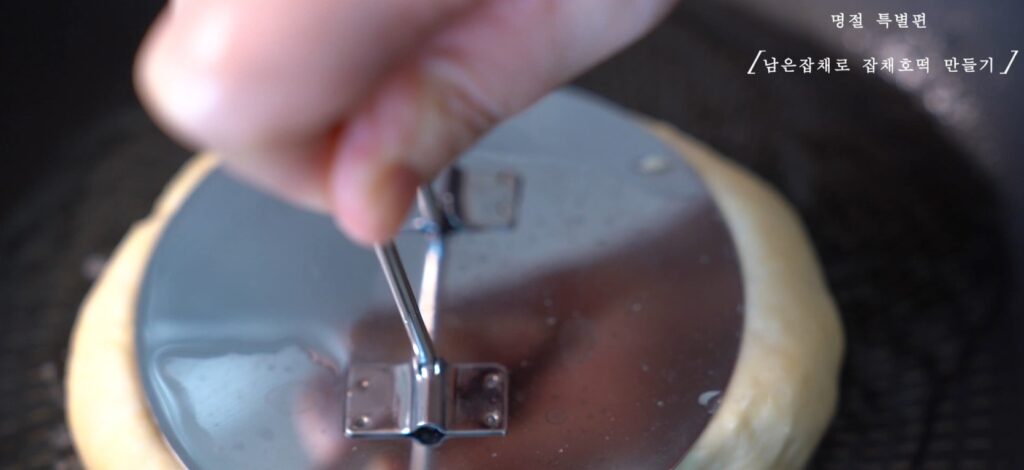 명절 남은 음식의 변신! 잡채호떡 & 매콤 비빔만두 레시피 19 16 27