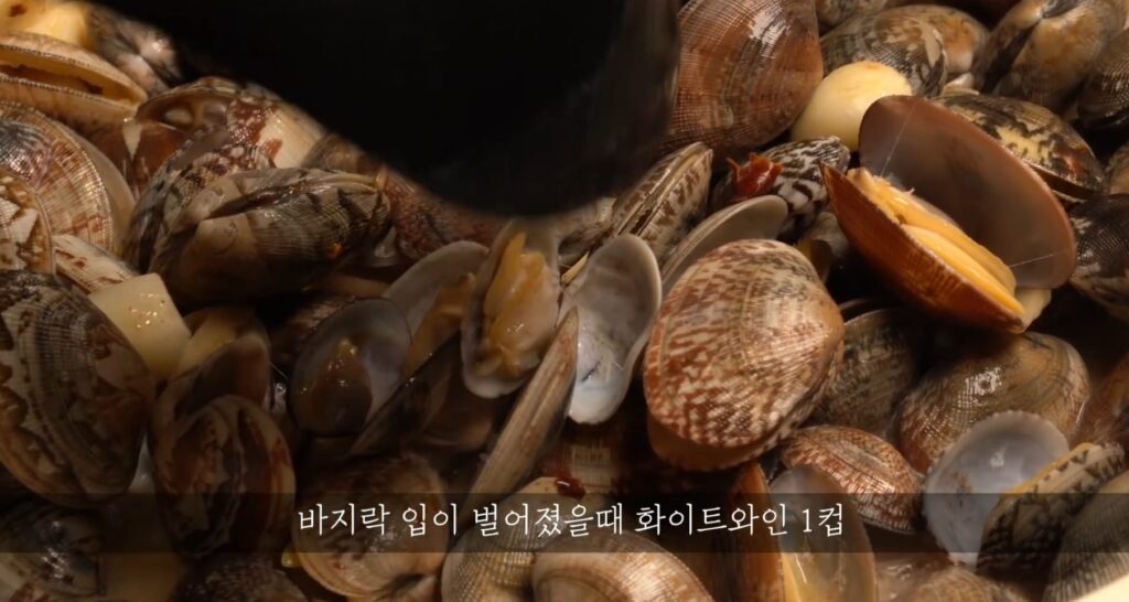 간단한 바지락술찜 만들기 | 해감부터 완벽한 술안주 레시피 18 16 43