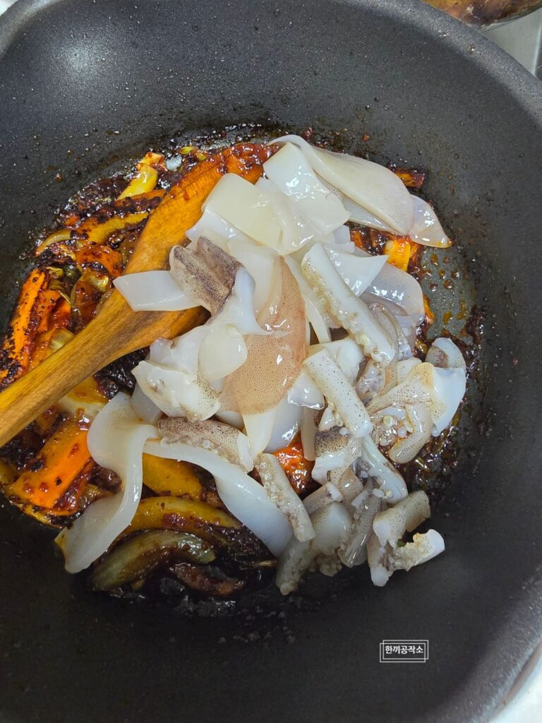 류수영 오징어볶음 레시피, 초간단 요리 오징어덮밥 만들기 | 한끼공작소 16 45 | 한끼공작소