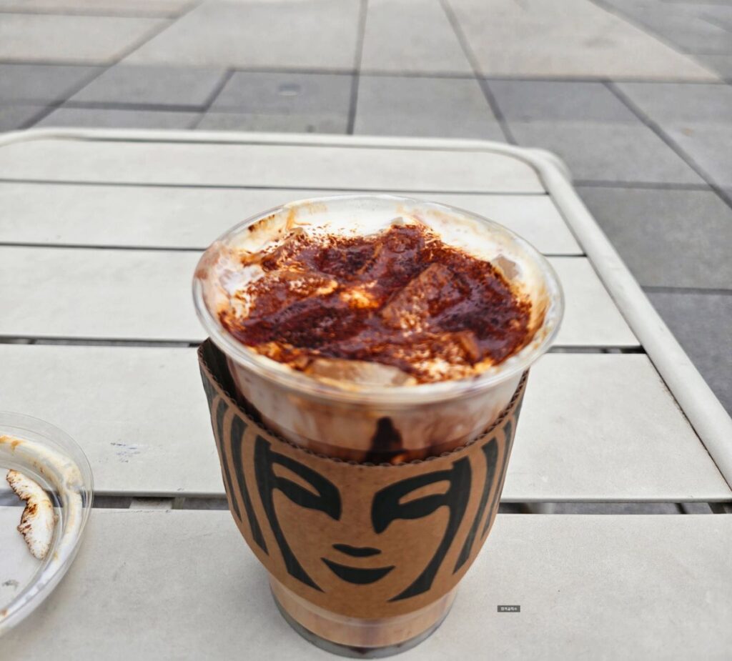 강민경 블글라 스벅 블랙글레이즈드라떼 커스텀, 이렇게 드세요! | 한끼공작소 16 46 | 한끼공작소