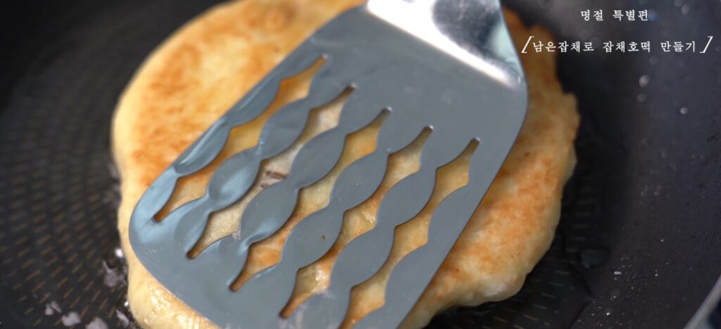 명절 남은 음식의 변신! 잡채호떡 & 매콤 비빔만두 레시피 20 17 26